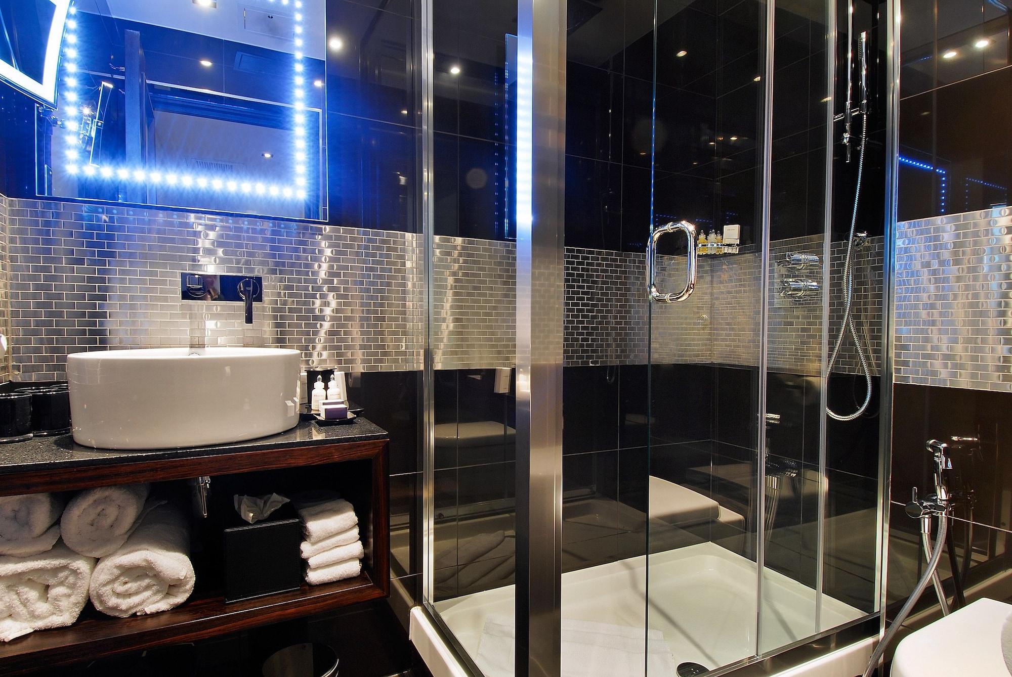 Park Grand Mayfair London Exterior foto A shower cubicle