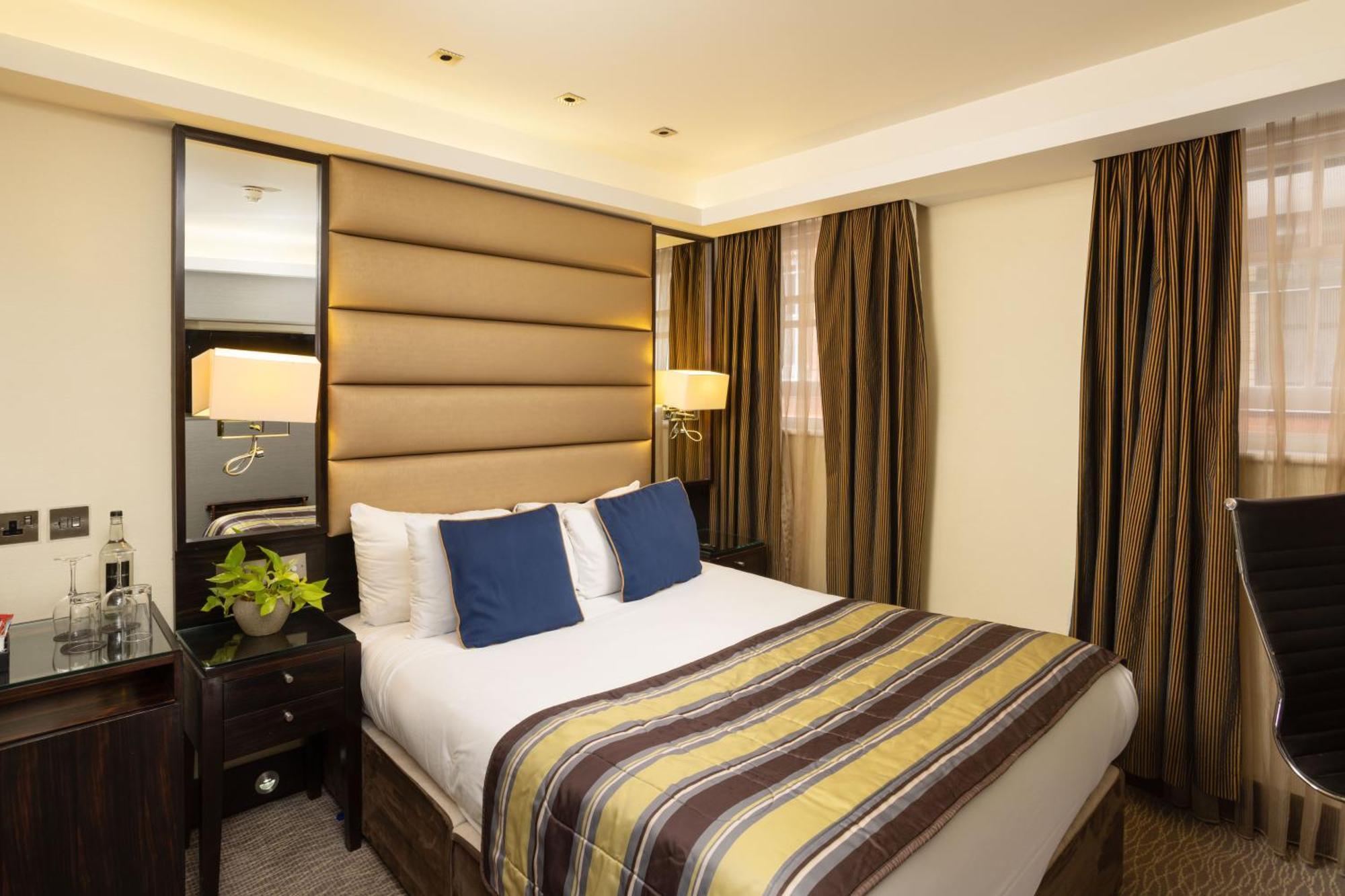 Park Grand Mayfair London Exterior foto A bedroom at the hotel