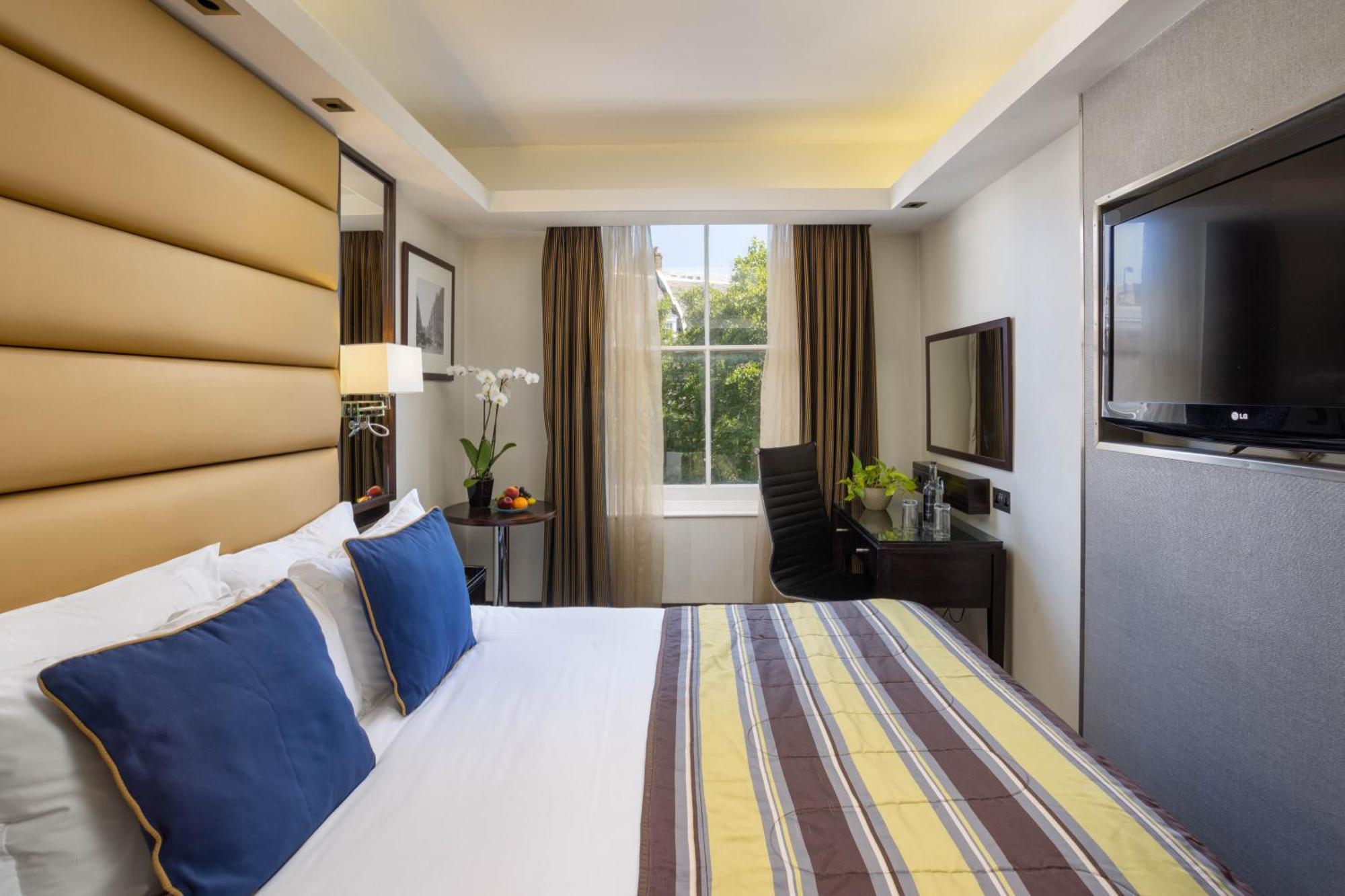 Park Grand Mayfair London Exterior foto A bedroom at the hotel