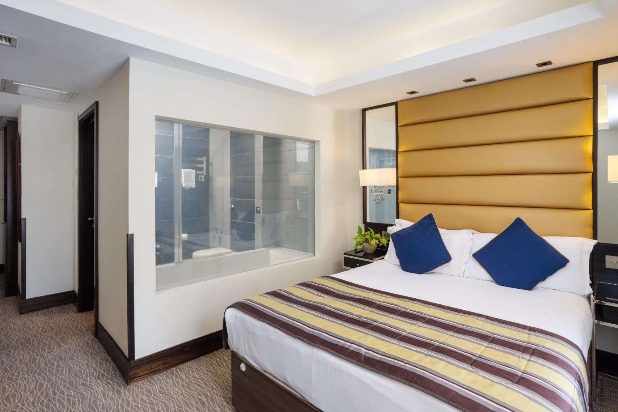 Park Grand Mayfair London Exterior foto A bedroom at the hotel