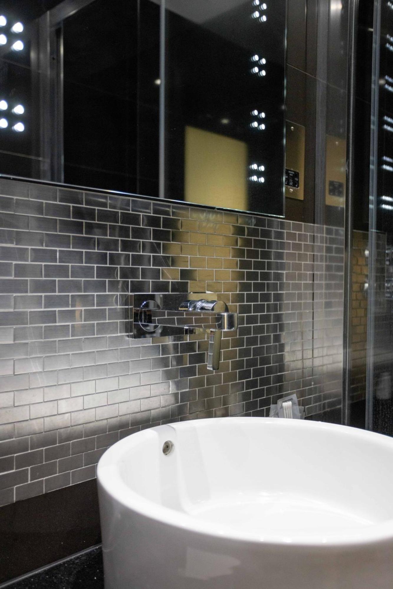 Park Grand Mayfair London Exterior foto Subway tiles in a shower