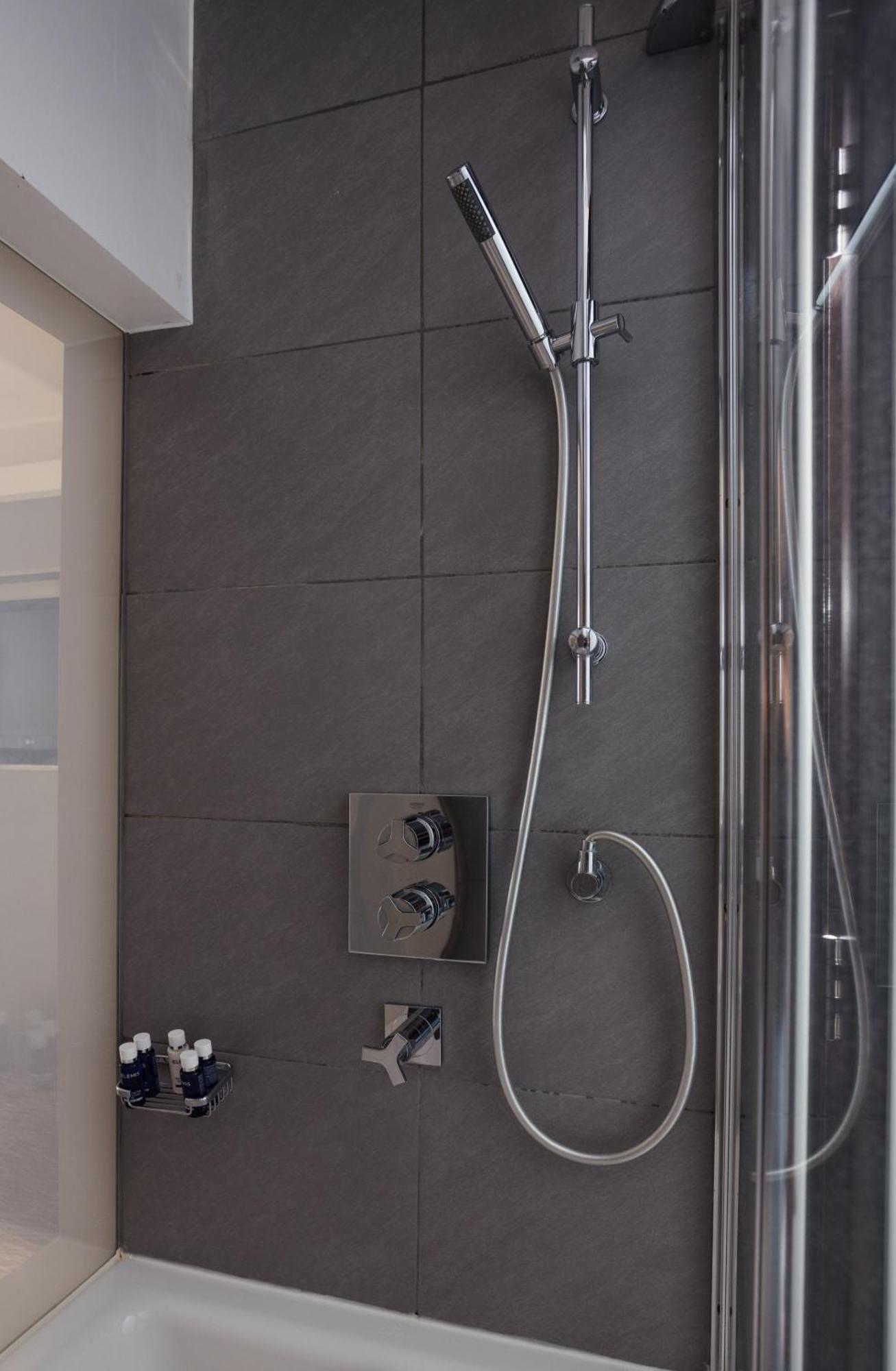 Park Grand Mayfair London Exterior foto A shower valve