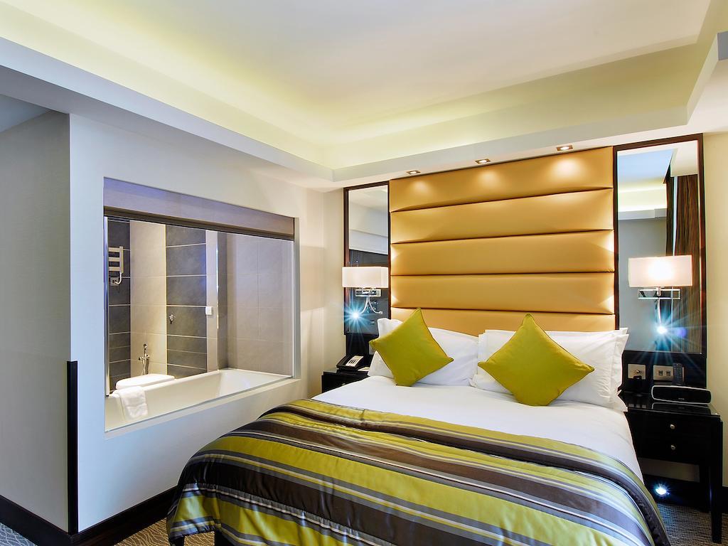 Park Grand Mayfair London Exterior foto A bedroom at the Hilton London West End