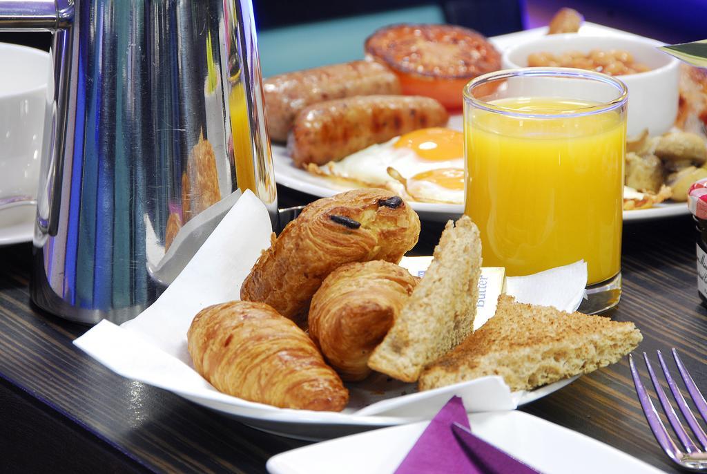 Park Grand Mayfair London Exterior foto A continental breakfast