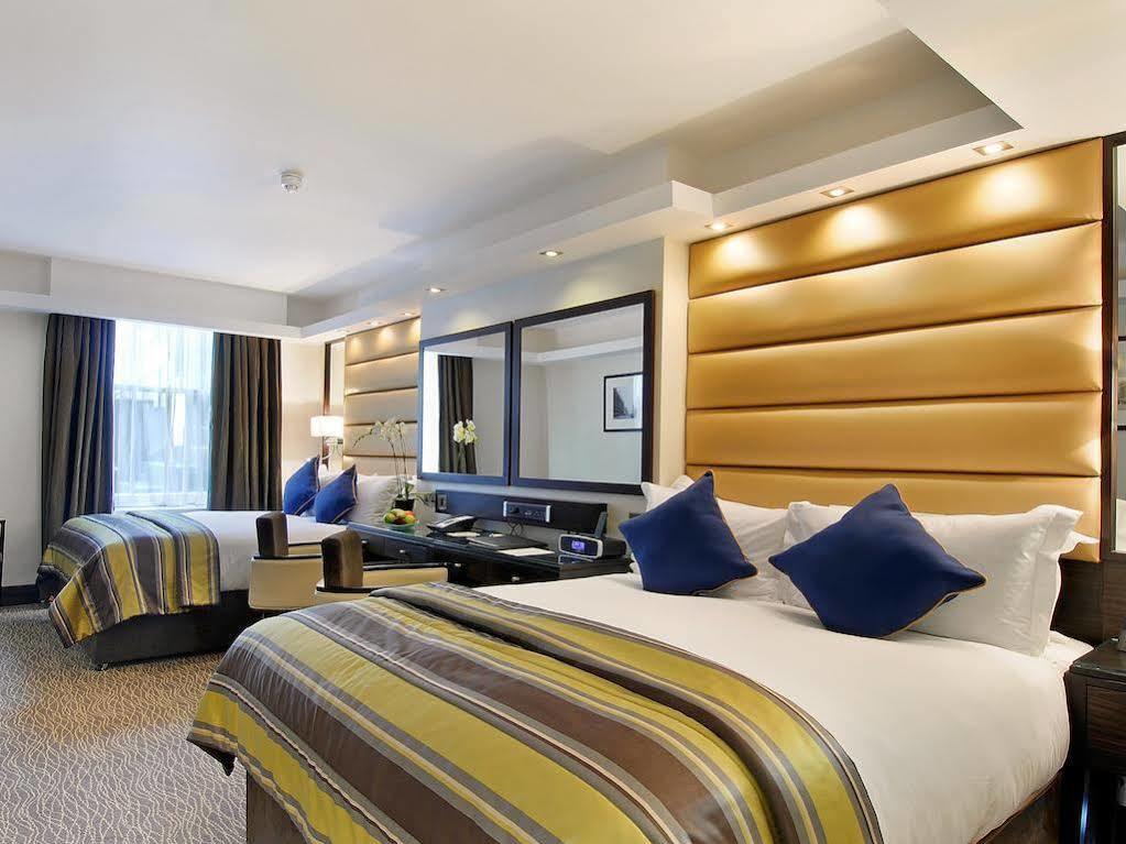 Park Grand Mayfair London Exterior foto A bedroom at the Hilton London Paddington