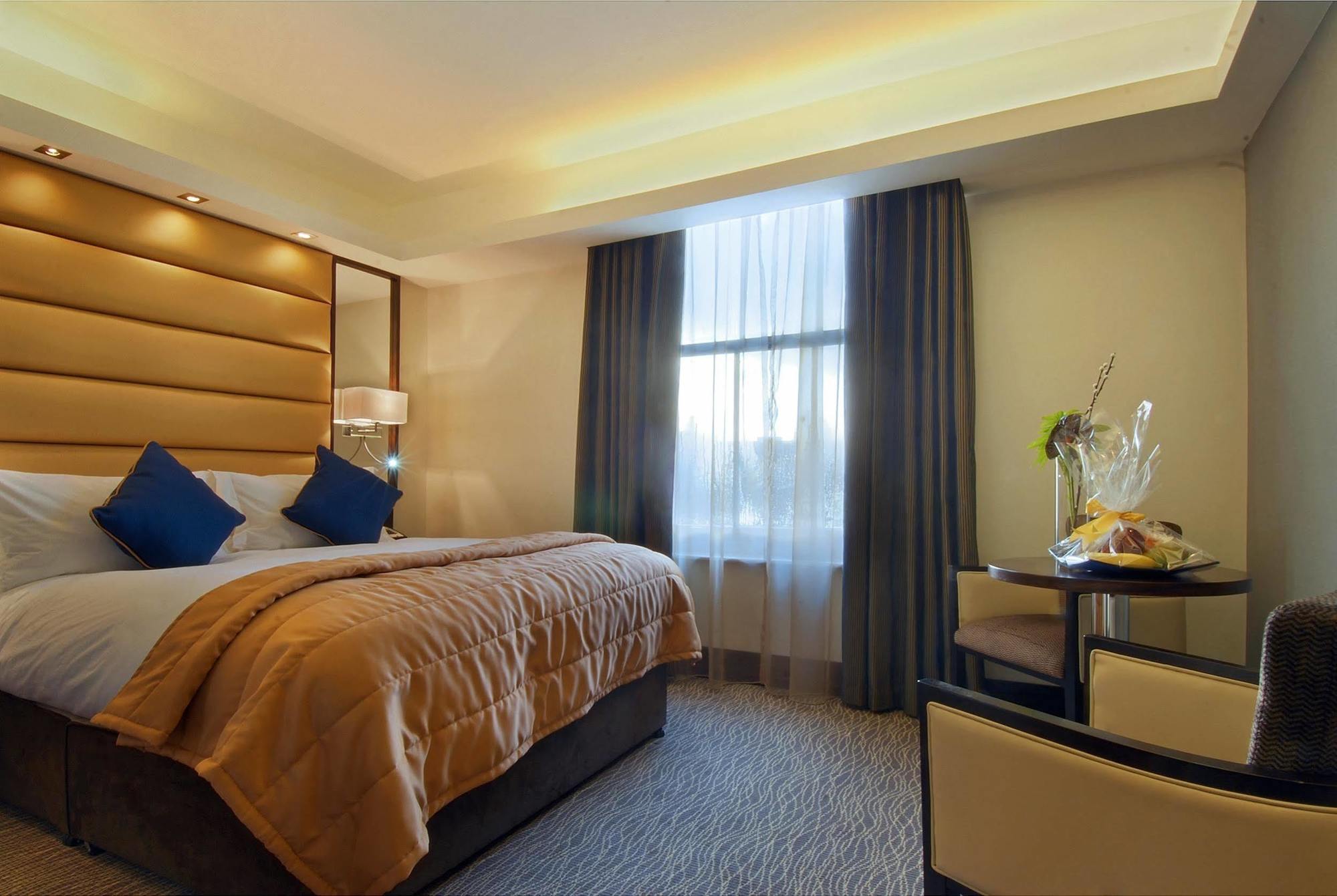 Park Grand Mayfair London Exterior foto A bedroom at the hotel