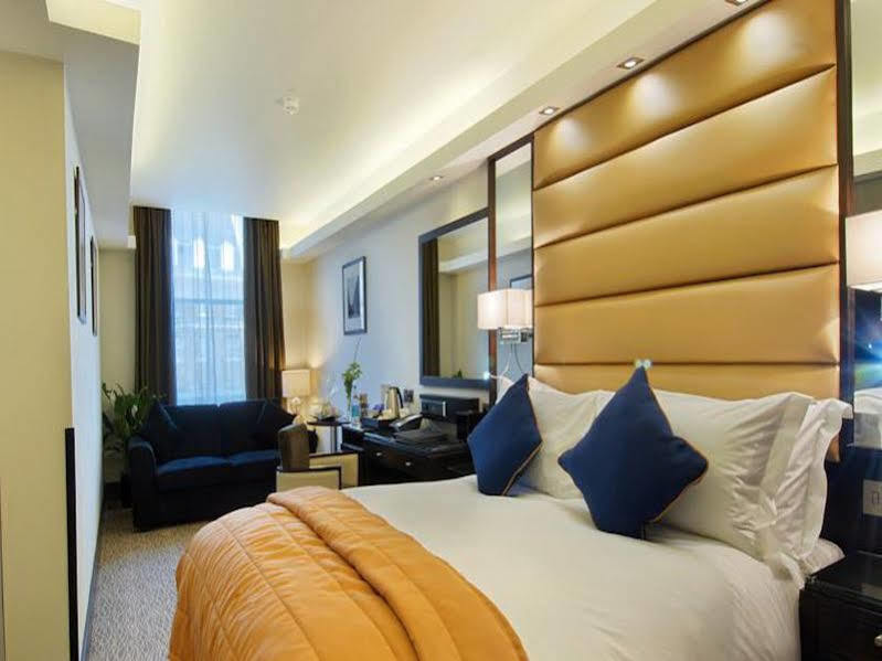 Park Grand Mayfair London Exterior foto A bedroom at the hotel