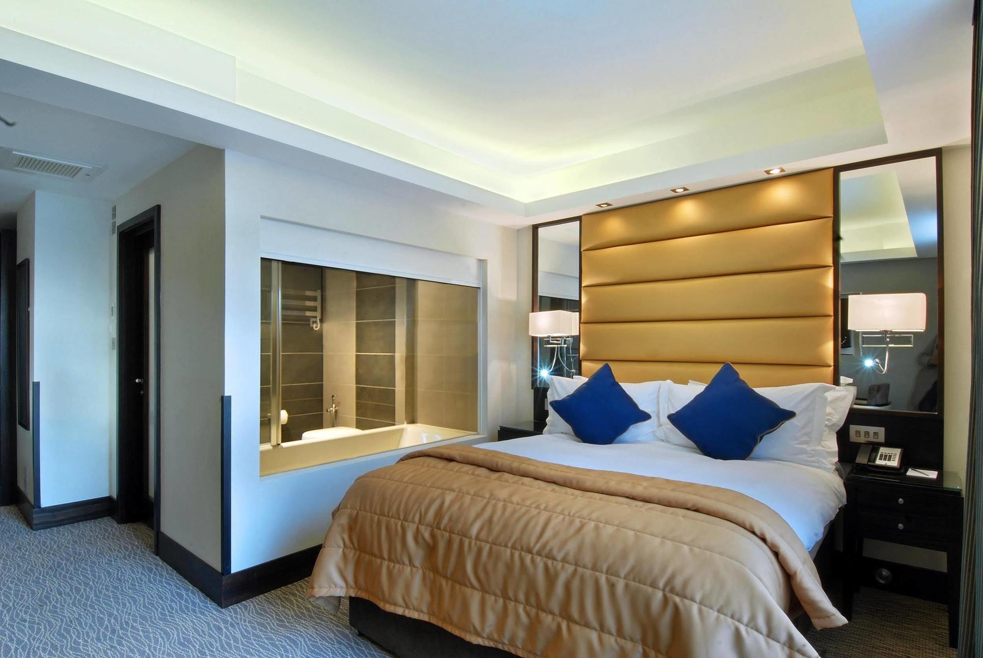 Park Grand Mayfair London Exterior foto A bedroom at the hotel