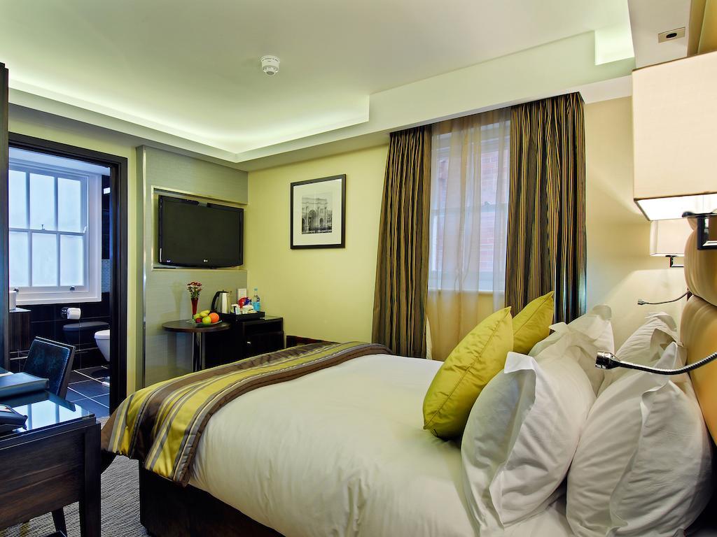 Park Grand Mayfair London Exterior foto A bedroom at the hotel