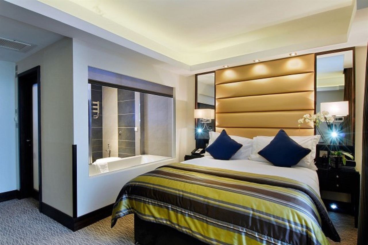 Park Grand Mayfair London Exterior foto A bedroom at the InterContinental London The O2