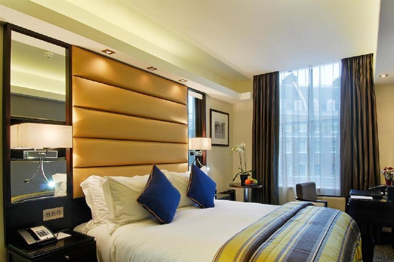 Park Grand Mayfair London Exterior foto A bedroom at the hotel