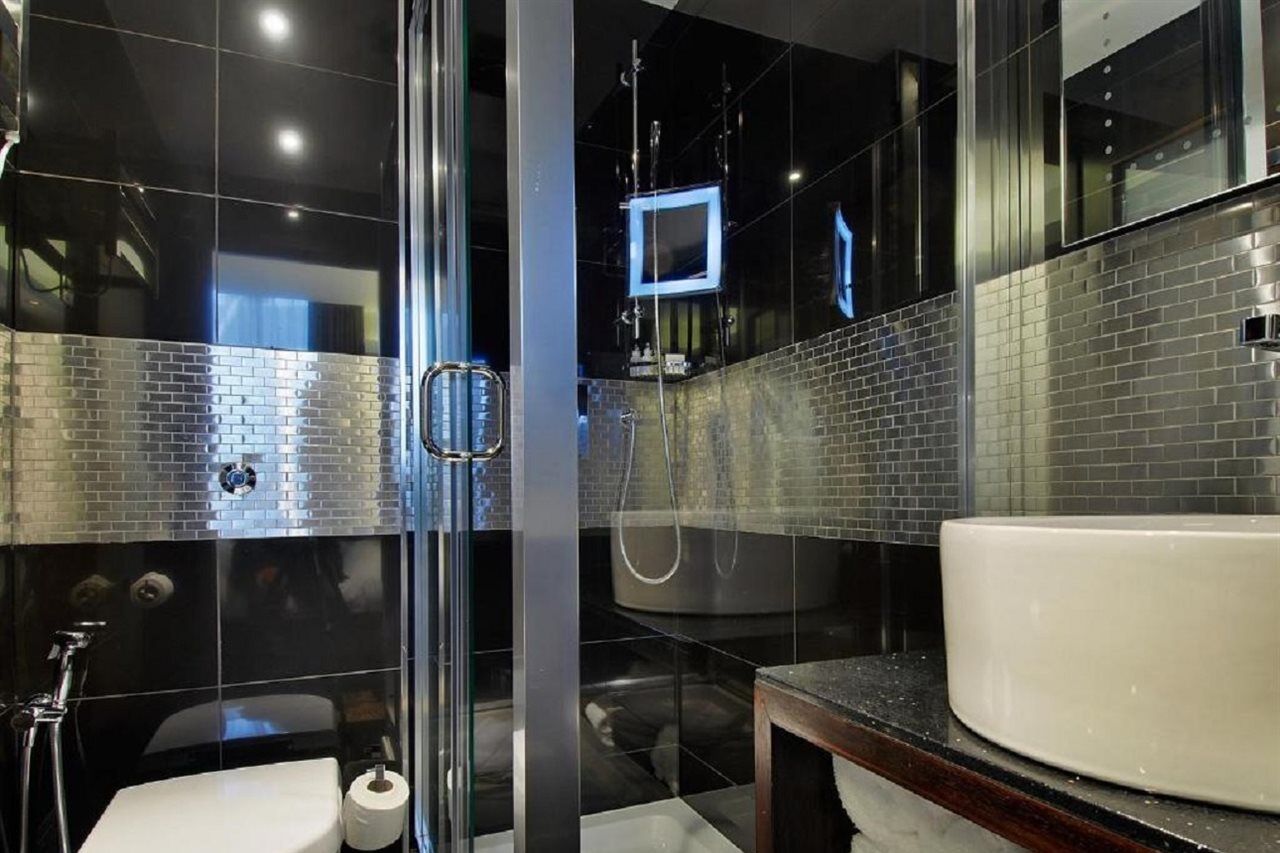 Park Grand Mayfair London Exterior foto A shower enclosure