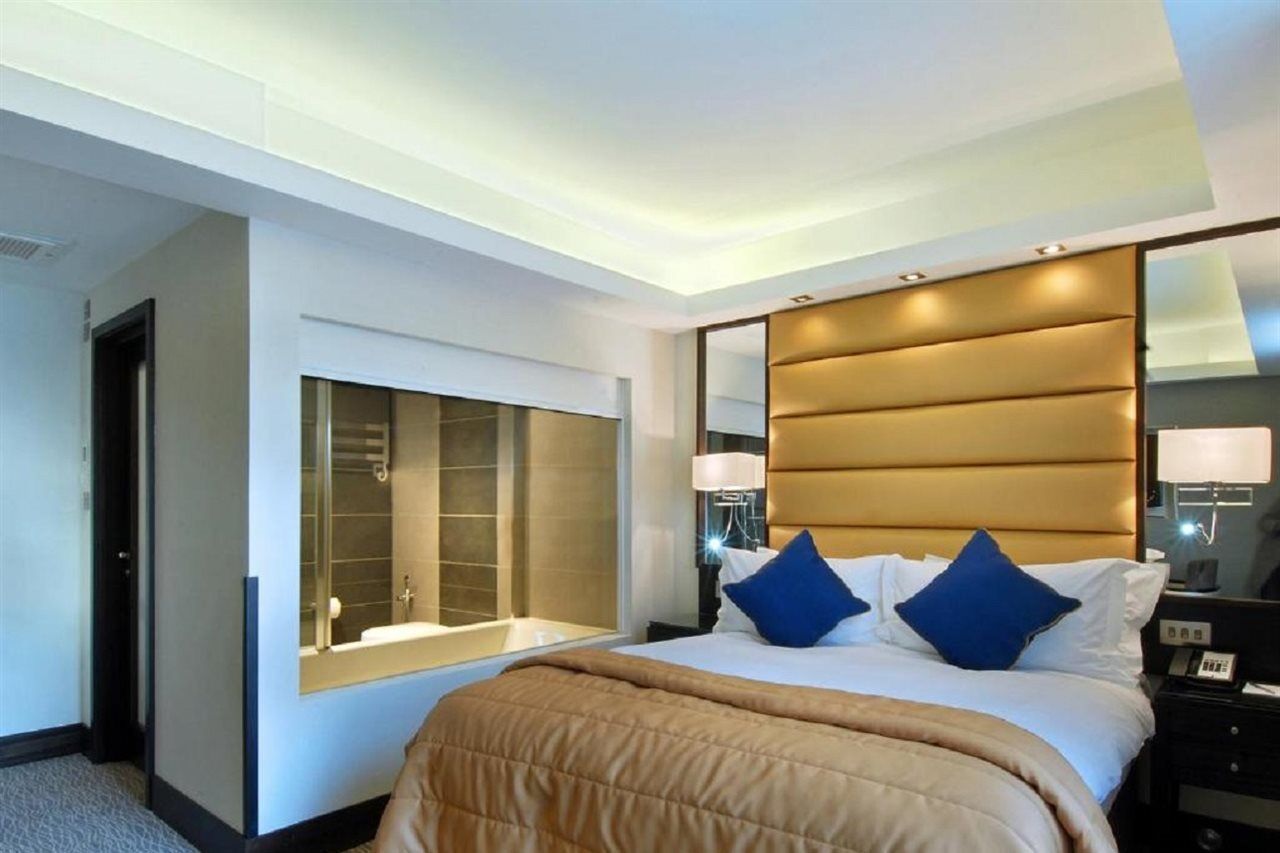 Park Grand Mayfair London Exterior foto A bedroom at the hotel